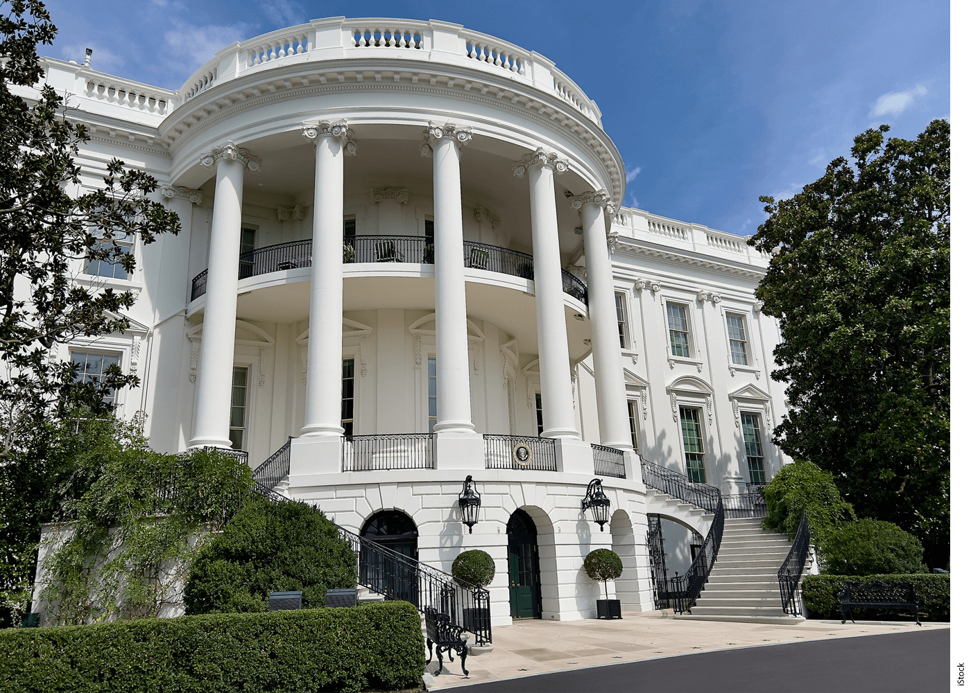 Exterior photograph of the White House.